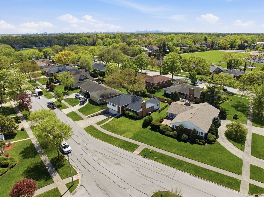 Image 33 of property listing at 389 Michael John Drive, Park Ridge, IL 60068