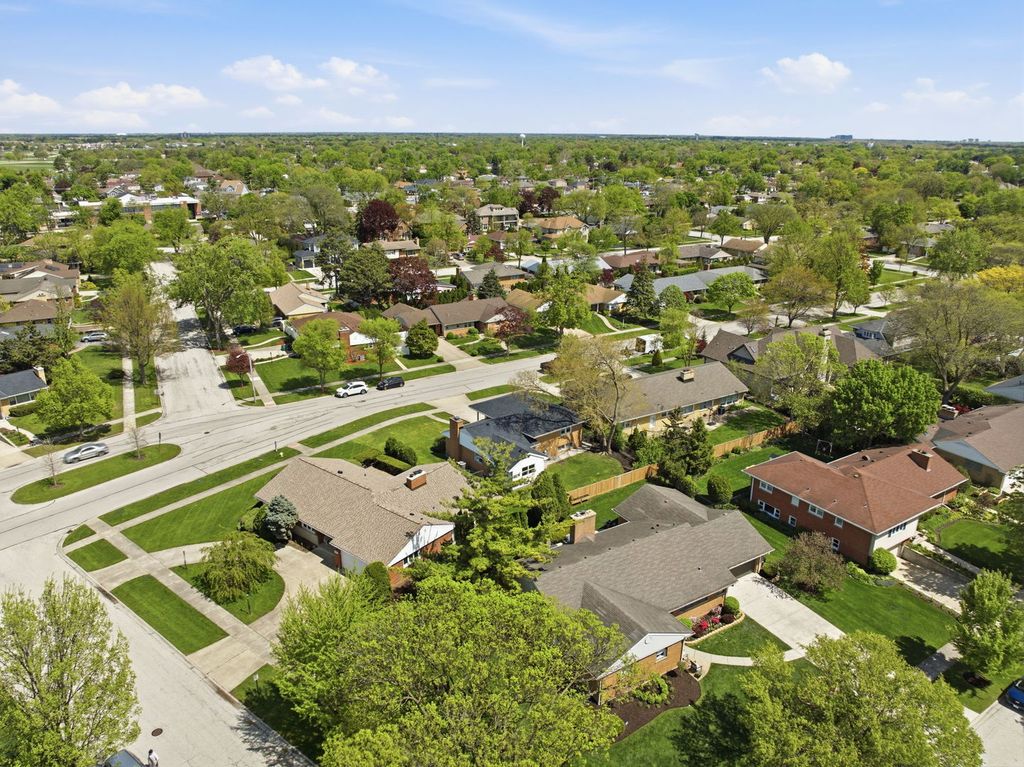 Image 34 of property listing at 389 Michael John Drive, Park Ridge, IL 60068