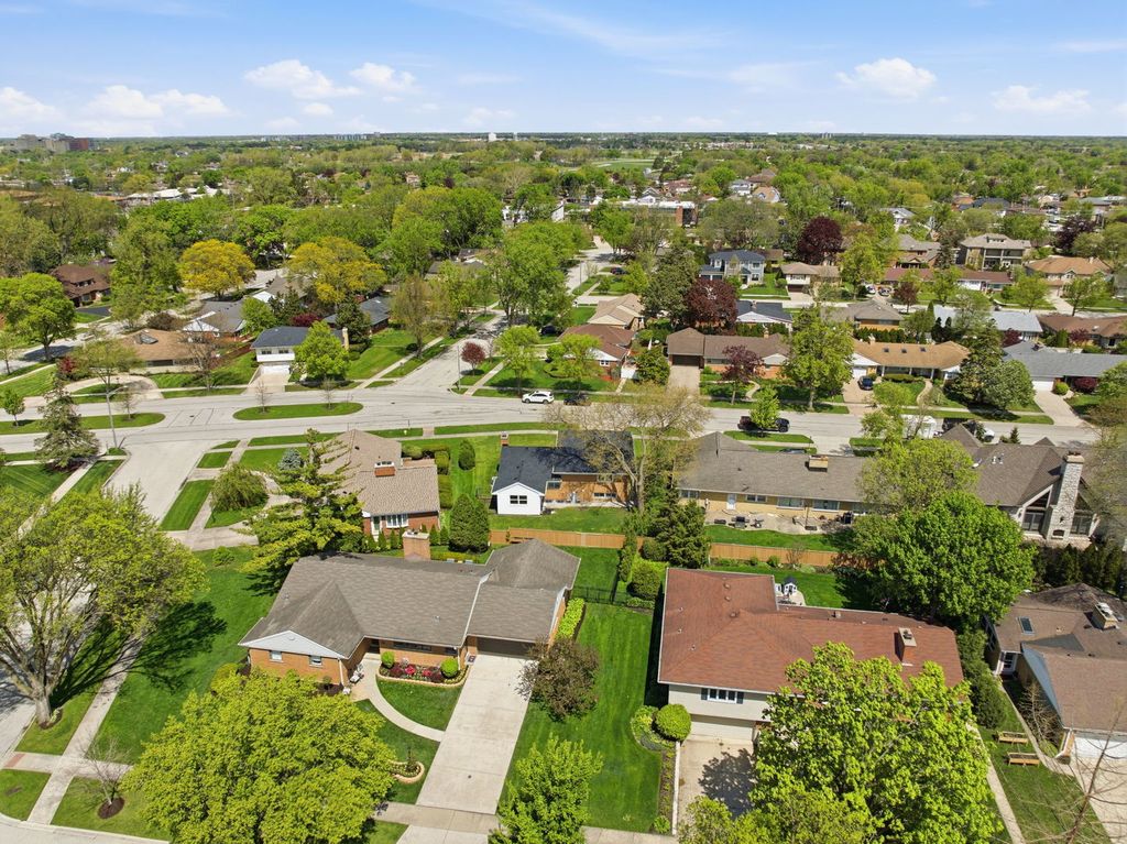 Image 35 of property listing at 389 Michael John Drive, Park Ridge, IL 60068