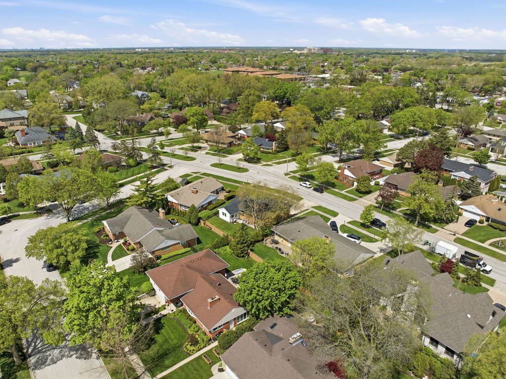 Image 36 of property listing at 389 Michael John Drive, Park Ridge, IL 60068