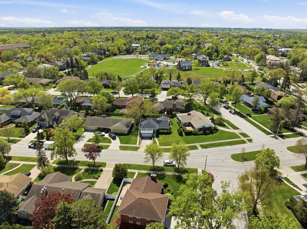Image 37 of property listing at 389 Michael John Drive, Park Ridge, IL 60068