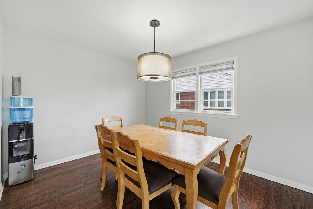 Image 6 of property listing at 389 Michael John Drive, Park Ridge, IL 60068