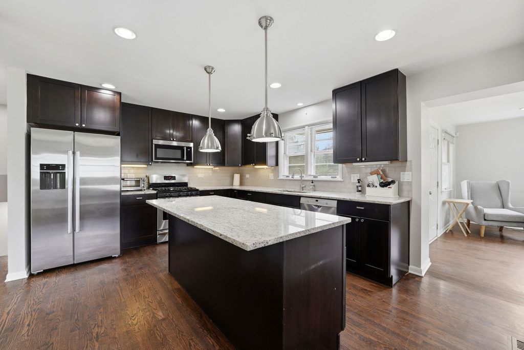 Image 7 of property listing at 389 Michael John Drive, Park Ridge, IL 60068