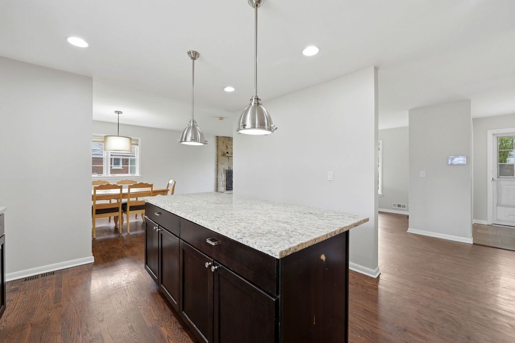 Image 9 of property listing at 389 Michael John Drive, Park Ridge, IL 60068
