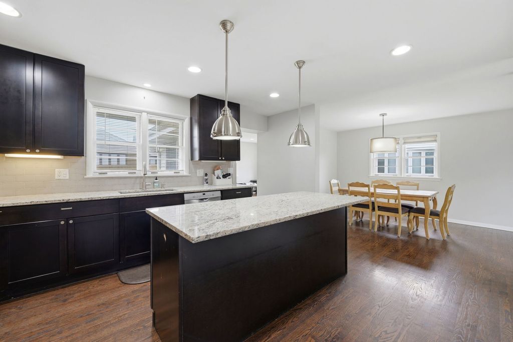Image 10 of property listing at 389 Michael John Drive, Park Ridge, IL 60068