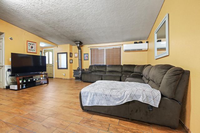 901 Quail Oaks Rd, Valley Springs, CA 95252