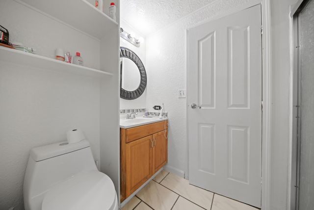 901 Quail Oaks Rd, Valley Springs, CA 95252