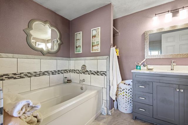 901 Quail Oaks Rd, Valley Springs, CA 95252