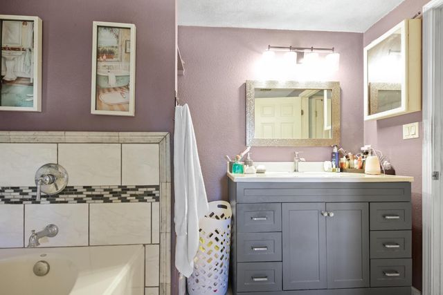 901 Quail Oaks Rd, Valley Springs, CA 95252