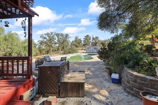 901 Quail Oaks Rd, Valley Springs, CA 95252