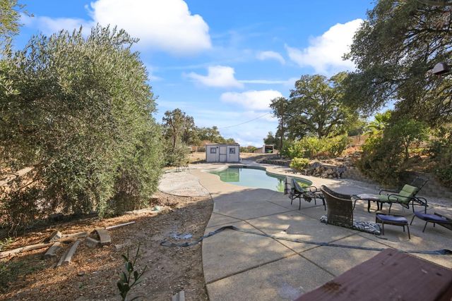 901 Quail Oaks Rd, Valley Springs, CA 95252