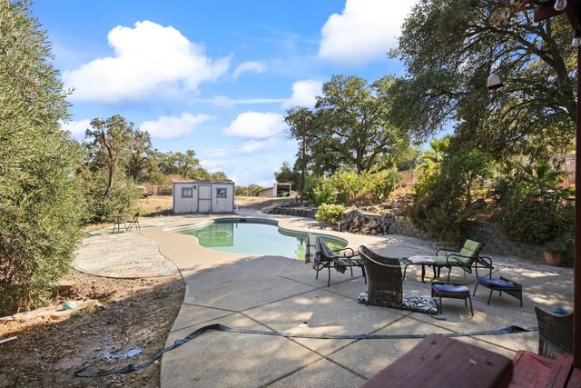 901 Quail Oaks Rd, Valley Springs, CA 95252