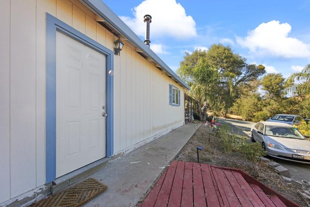 901 Quail Oaks Rd, Valley Springs, CA 95252