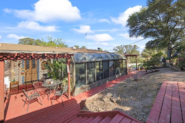 901 Quail Oaks Rd, Valley Springs, CA 95252