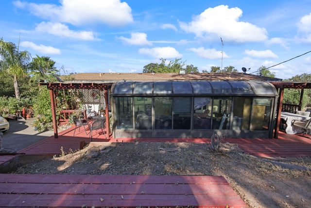 901 Quail Oaks Rd, Valley Springs, CA 95252