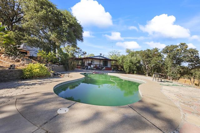 901 Quail Oaks Rd, Valley Springs, CA 95252