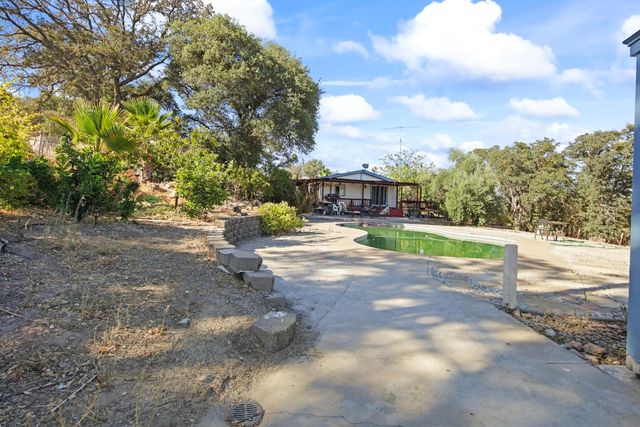 901 Quail Oaks Rd, Valley Springs, CA 95252