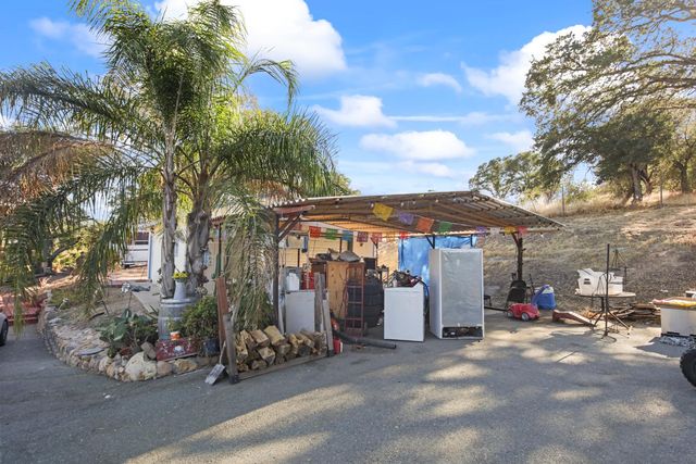 901 Quail Oaks Rd, Valley Springs, CA 95252