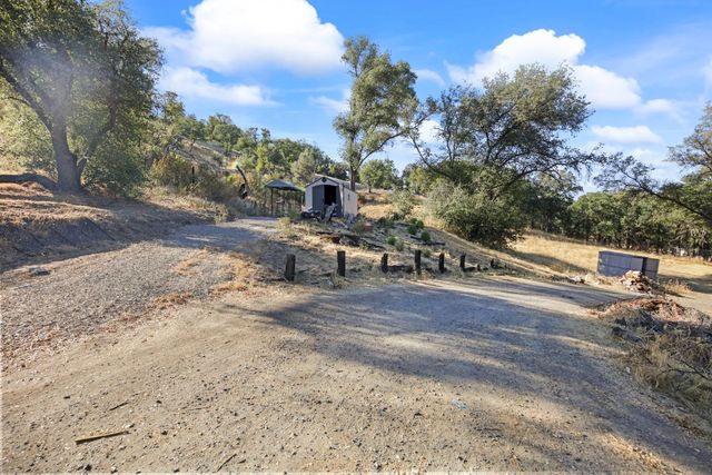 901 Quail Oaks Rd, Valley Springs, CA 95252