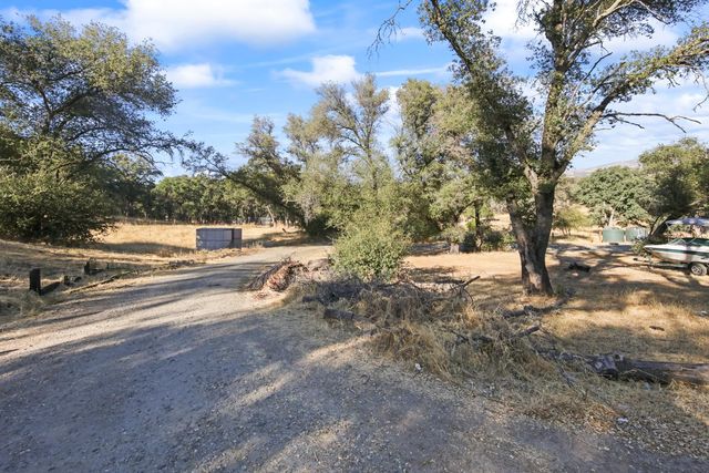 901 Quail Oaks Rd, Valley Springs, CA 95252