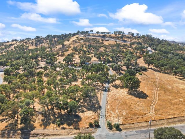 901 Quail Oaks Rd, Valley Springs, CA 95252