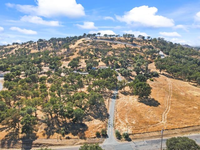 901 Quail Oaks Rd, Valley Springs, CA 95252