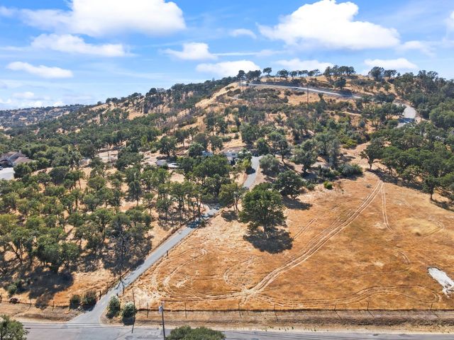 901 Quail Oaks Rd, Valley Springs, CA 95252