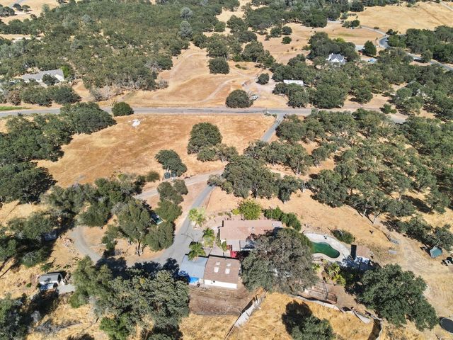 901 Quail Oaks Rd, Valley Springs, CA 95252