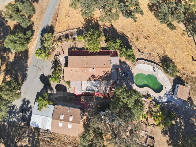 901 Quail Oaks Rd, Valley Springs, CA 95252
