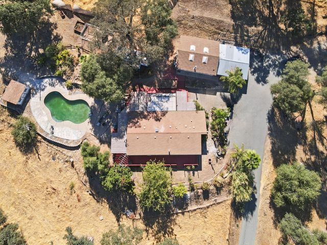 901 Quail Oaks Rd, Valley Springs, CA 95252