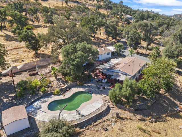 901 Quail Oaks Rd, Valley Springs, CA 95252