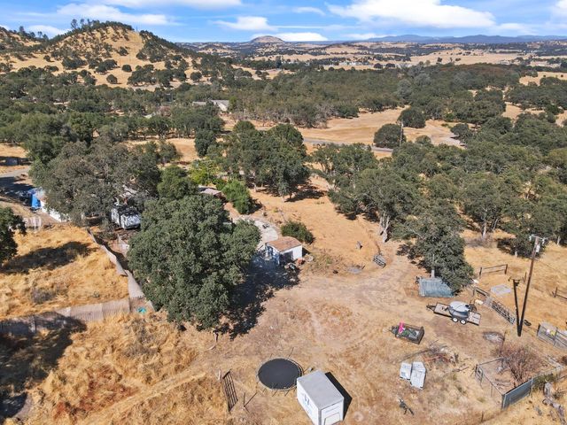 901 Quail Oaks Rd, Valley Springs, CA 95252