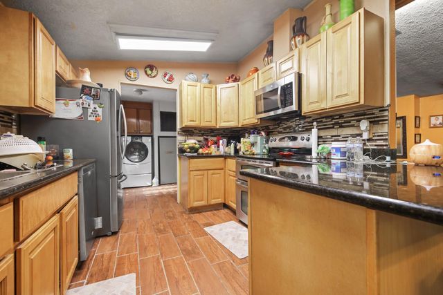 901 Quail Oaks Rd, Valley Springs, CA 95252