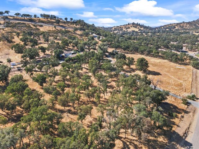 901 Quail Oaks Rd, Valley Springs, CA 95252