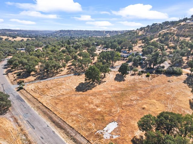 901 Quail Oaks Rd, Valley Springs, CA 95252