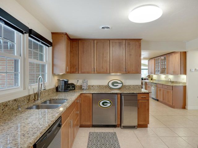1735 S Oneida STREET, Green Bay, WI 54304