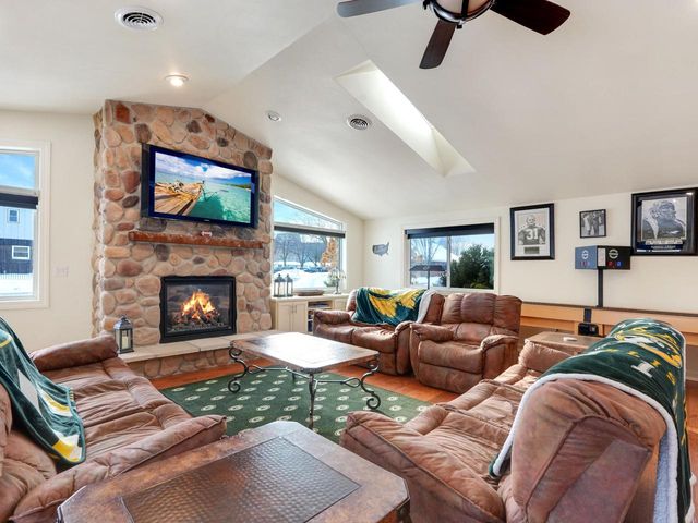 1735 S Oneida STREET, Green Bay, WI 54304