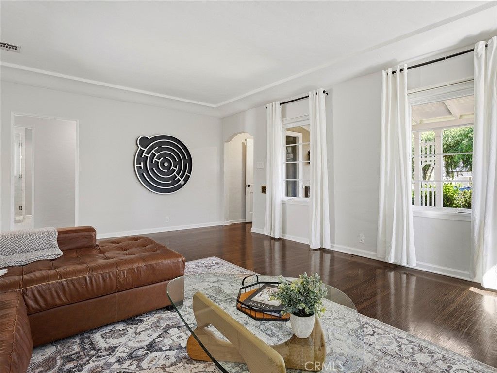 Image 14 of property listing at 5233 Lemp Avenue, Valley Village, CA 91601