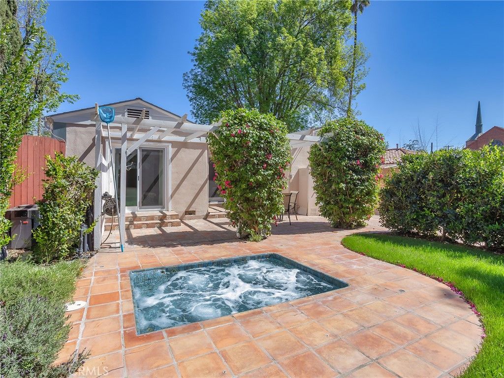 Image 33 of property listing at 5233 Lemp Avenue, Valley Village, CA 91601