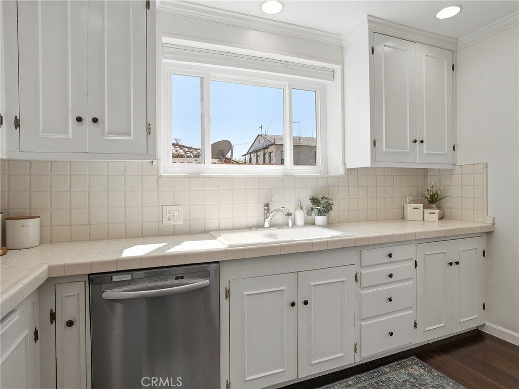 Image 3 of property listing at 5233 Lemp Avenue, Valley Village, CA 91601