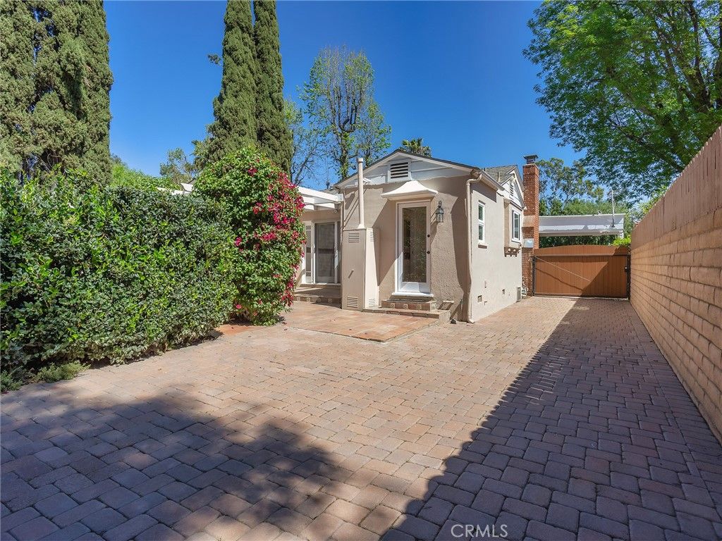 Image 41 of property listing at 5233 Lemp Avenue, Valley Village, CA 91601