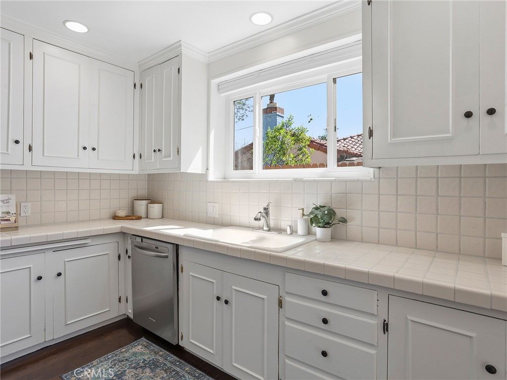 Image 4 of property listing at 5233 Lemp Avenue, Valley Village, CA 91601