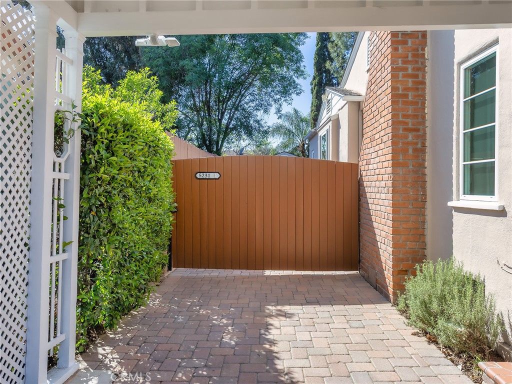 Image 49 of property listing at 5233 Lemp Avenue, Valley Village, CA 91601