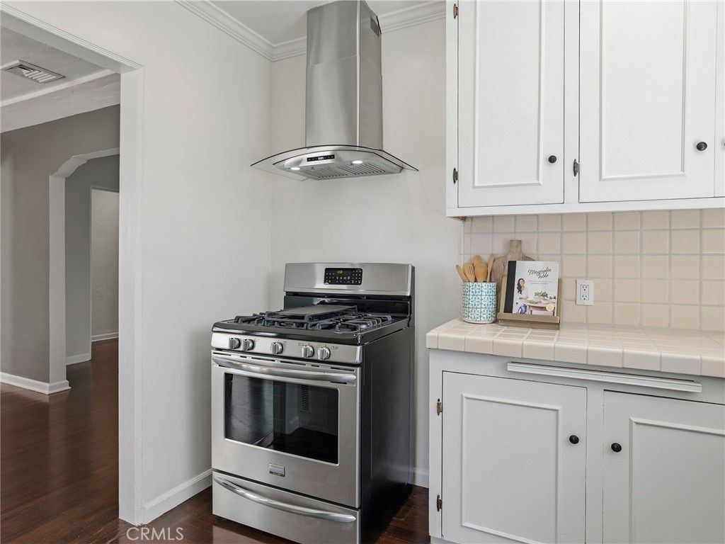 Image 5 of property listing at 5233 Lemp Avenue, Valley Village, CA 91601