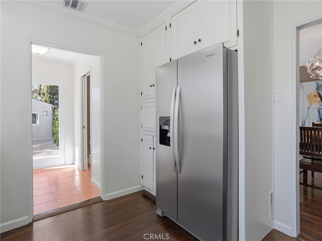 Image 6 of property listing at 5233 Lemp Avenue, Valley Village, CA 91601