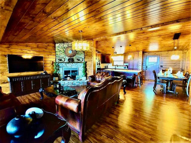 795 Red Bud Ln, Sevierville, TN 37876
