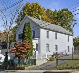 8 Hampton St, Newton Town, NJ 07860
