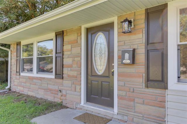 6 Cottage LN, Newport News, VA 23603