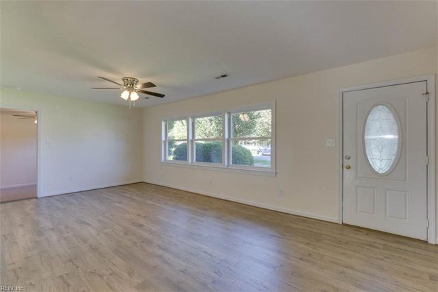 6 Cottage LN, Newport News, VA 23603