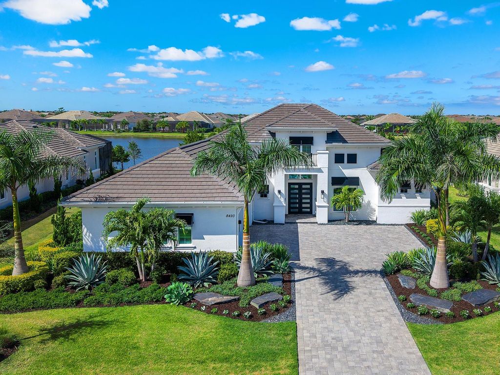 Image 6 of property listing at 8493 PAVIA WAY, Lakewood Ranch, FL 34202